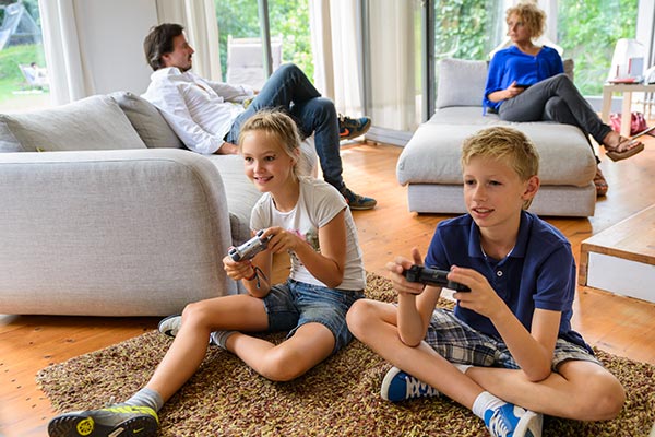 Niños en la consola de videojuegos